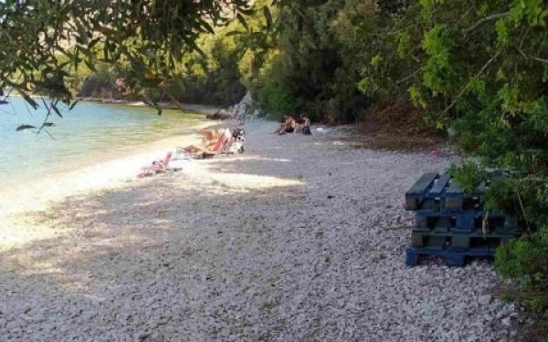 Ηγουμενίτσα: Οι κάτοικοι «έσωσαν» παραλία από ομπρέλες και ξαπλώστρες