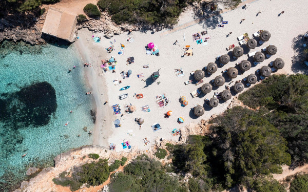 Τις παραλίες και τα... μάτια τους: O ευρωπαϊκός Νότος προσέχει για να... έχει