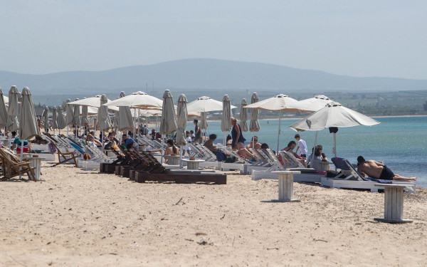 Και δροσερά και οικονομικά: Τα 40άρια στέλνουν τους Θεσσαλονικείς όπου έχει... νερό