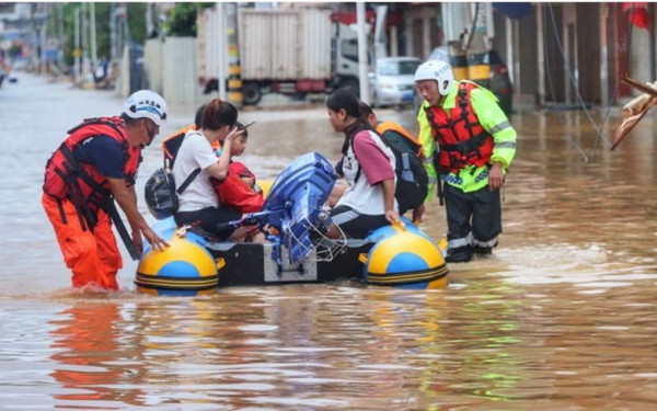 Κίνα: Χιλιάδες άνθρωποι εγκατέλειψαν τα σπίτια τους στο Πεκίνο - Σάρωσε τα πάντα ο τυφώνας Ντοκσούρι