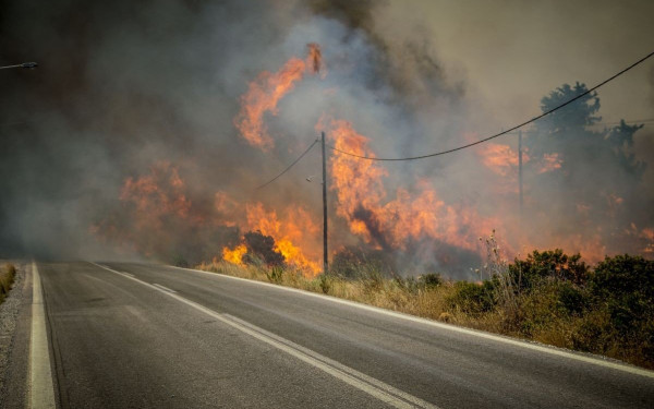 Νέο μήνυμα από το 112 στη Ρόδο - Εκκενώνεται και ο Κάλαθος (βίντεο & φωτ.)