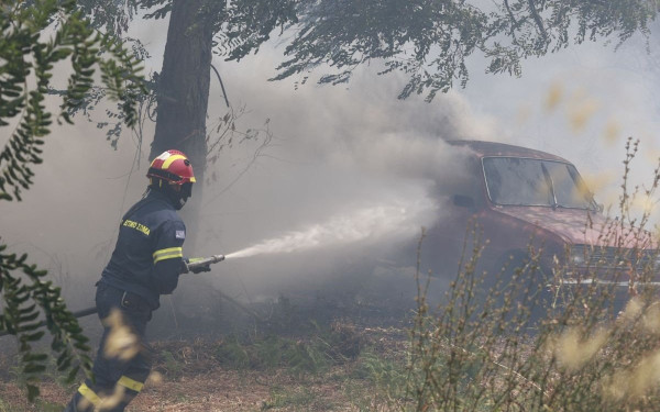 Ηράκλειο: Συνελήφθη άνδρας για εμπρησμό από πρόθεση κατά συρροή - Βίντεο από τη στιγμή που βάζει φωτιά