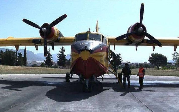 Ν. Δένδιας: Επίσκεψη στη Μοίρα πυροσβεστικών αεροσκαφών στην Ελευσίνα