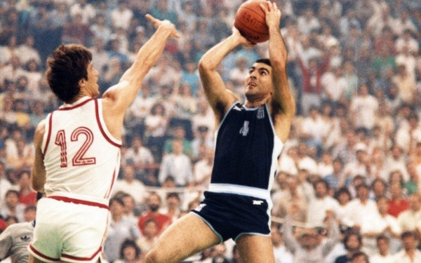 Μπάσκετ: Η φανέλα του Νίκου Γκάλη θα ανέβει στον ουρανό του ΟΑΚΑ (βίντεο)