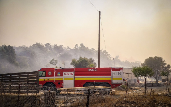 Διαψεύδει ο εκπρόσωπος της πυροσβεστικής τις αναφορές για προσαγωγές υπόπτων για εμπρησμό στη Ρόδο