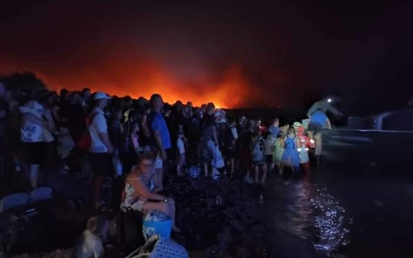 Εκκενώσεις, πυροστρόβιλος και διασώσεις στην πύρινη κόλαση της Ρόδου - Δείτε βίντεο και εικόνες