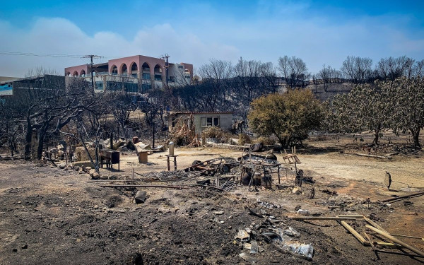 Φωτιά Ρόδος: 3 μέτωπα σε πλήρη εξέλιξη - Ακόμα μία νύχτα αλλεπάλληλων αναζωπυρώσεων (φωτ.)