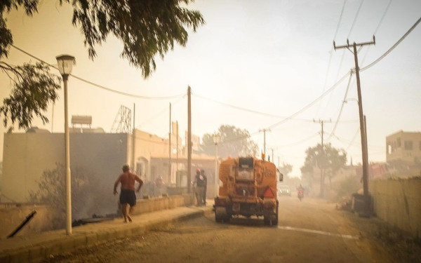 Ρόδος: Μπήκε στο Ασκληπιείο η φωτιά, κατακαίει σπίτια και καταστήματα - Σε σοκ οι κάτοικοι