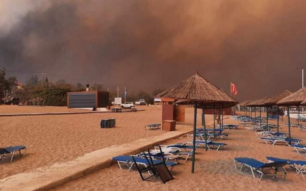 Τρόμος και αποκαΐδια: Μαρτυρίες ξένων τουριστών από τη Ρόδο - Βίντεο και φωτογραφίες