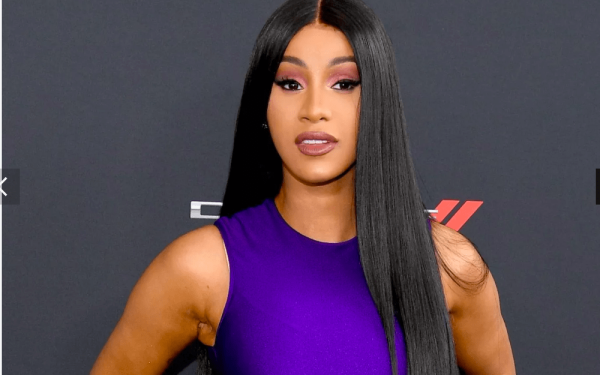 Cardi B: εκτόξευσε το μικρόφωνό της σε μια γυναίκα που της πέταξε υγρό στη σκηνή 