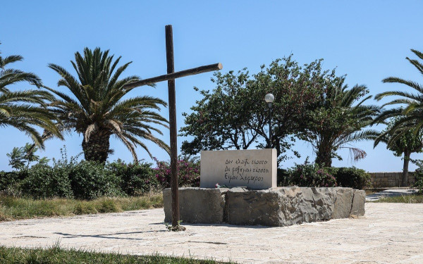Ηράκλειο: Αποκαταστάθηκε ο βανδαλισμός στον τάφο του Καζαντζάκη (φωτ.)