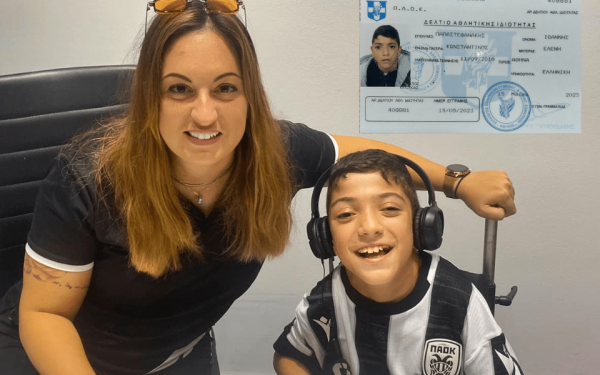 Ο ΠΑΟΚ έστειλε ένα ηχηρό μήνυμα συμπερίληψης βγάζοντας δελτίο στον μικρό Γιάννη (βίντεο)