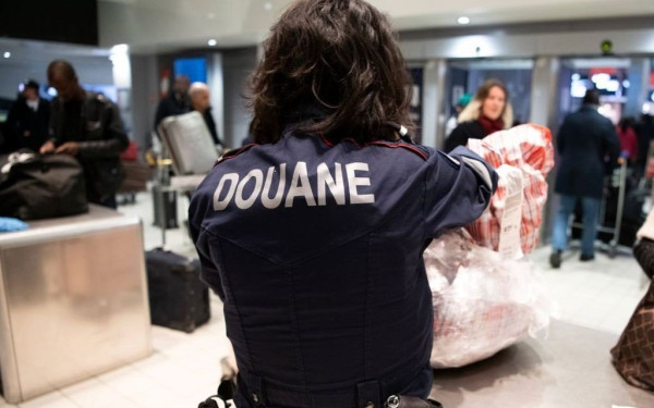 Κρατούμενη πήγε στην τουαλέτα αεροδρομίου στο Παρίσι με τελωνειακό, άρπαξε το πιστόλι και την πυροβόλησε