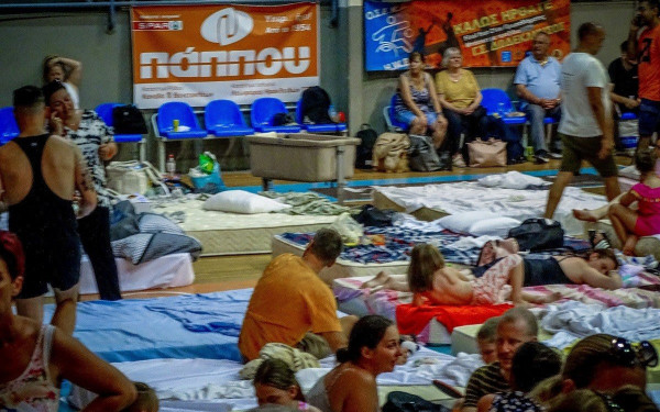 Ρόδος: Επίδειξη αλληλεγγύης στους τουρίστες - Οι κάτοικοι τους φιλοξενούν με κάθε τρόπο