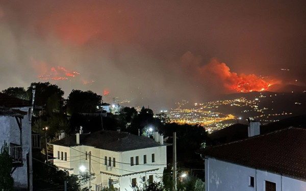 Νύχτα αγωνίας στον Βόλο - Μάχη στα Γλαφυρά και στα Μελισσάτικα - Πέρασε από τη ΒΙΠΕ Β' η φωτιά - Δείτε εικόνες και βίντεο