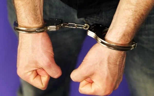 Θεσσαλονίκη:  Σύλληψη 42χρονου την ώρα που πετούσε τραπεζικές κάρτες που είχε κλέψει Θεσσαλονίκη:  Σύλληψη 42χρονου την ώρα που πετούσε τραπεζικές κάρτες που είχε κλέψει