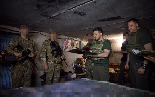 Στρατιωτικές θέσεις κοντά στο Μπαχμούτ επισκέφτηκε ο Ζελένσκι (βίντεο)