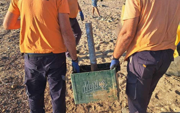 Χαλκιδική: «Ξήλωσαν» για δεύτερη μέρα «μόνιμες» ομπρέλες, καρέκλες και ξαπλώστρες (φωτ.)