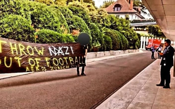 Οπαδοί της ΑΕΚ ανήρτησαν πανό διαμαρτυρίας στα γραφεία της UEFA - Δείτε φωτογραφίες