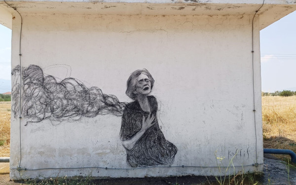 Η κ. Παναγιώτα της Εύβοιας έγινε τοιχογραφία με κάρβουνο από τα καμένα της Νέας Αγχιάλου (φωτ.)