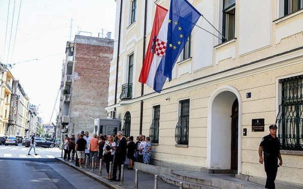 Συγκεντρώθηκαν στην Κροατία οι γονείς των χούλιγκαν που συνελήφθησαν στην Αθήνα, ζητώντας «δικαιοσύνη» (φωτ.)