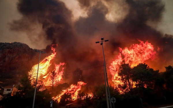 Πυρκαγιές: Στις παρυφές της Πάρνηθας η φωτιά - Κάηκαν σπίτια στη Χασιά