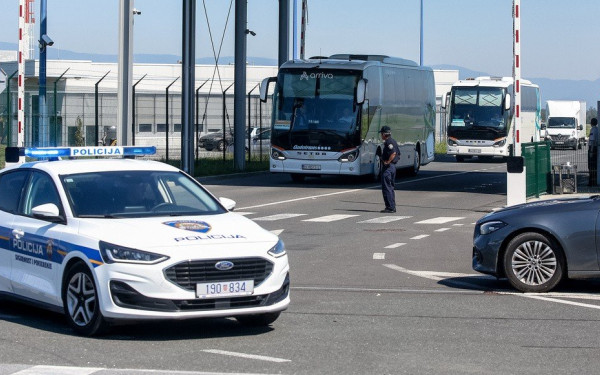 Υπό δρακόντεια μέτρα ασφαλείας έφτασε στο Ζάγκρεμπ η ΑΕΚ - Φωτογραφίες από την άφιξη