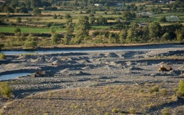 Αωός: «Τραυματισμένο» το ποτάμι από αμμοληψίες και παρεμβάσεις