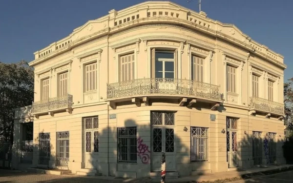 Ο Σύλλογος Ελλήνων Αρχαιολόγων εξηγεί γιατί είναι παράνομη η απόφαση Μενδώνη για το κτίριο της Ερμού