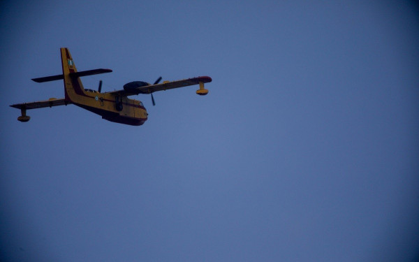 Τέσσερα ελληνικά πυροσβεστικά αεροσκάφη στην Αλβανία για την αντιμετώπιση μεγάλης δασικής πυρκαγιάς