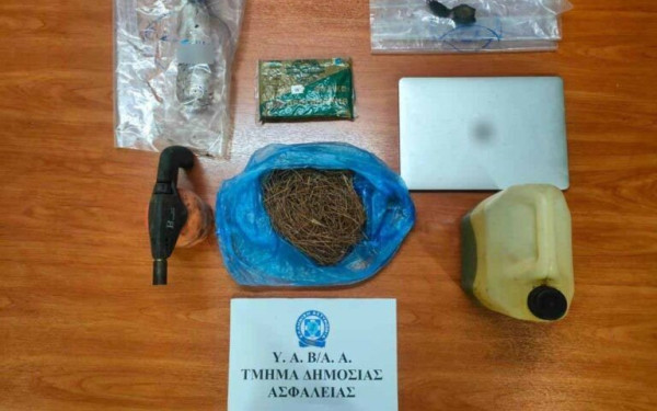 ΕΛ.ΑΣ: Προσανάμματα, φλόγιστρο, πευκοβελόνες - Το «οπλοστάσιο» του 45χρονου που συνελήφθη για εμπρησμό