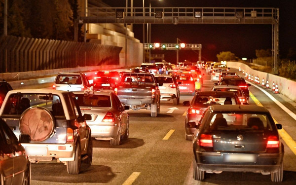 Πυροσβεστική - ΕΛΑΣ: Απολύτως κατανοητή και σεβαστή η αγανάκτηση των εγκλωβισμένων οδηγών για την ταλαιπωρία στην Εθνική