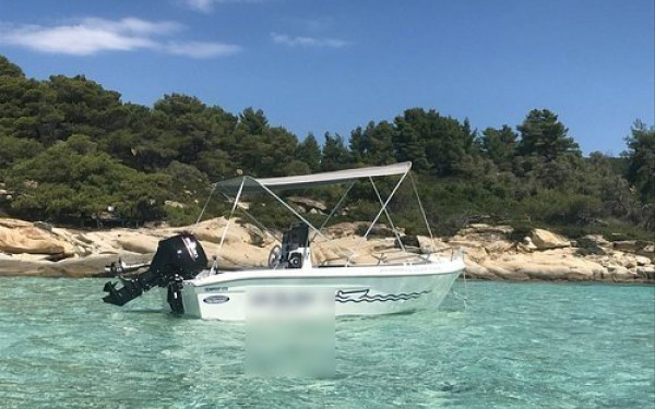 Χαλκιδική: Ναυάγιο στο Διάπορο - Ενοικιαζόμενη βάρκα προσέκρουσε σε ύφαλο και βυθίστηκε (βίντεο)