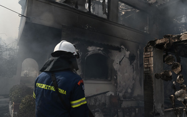 Μεγάλη αναζωπύρωση στην Πάρνηθα: Ξεφεύγει πάλι η φωτιά καίγοντας σπίτια (βίντεο)