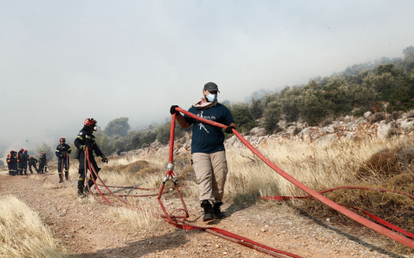 Υπό μερικό έλεγχο η πυρκαγιά σε χαμηλή βλάστηση στον Ασπρόπυργο