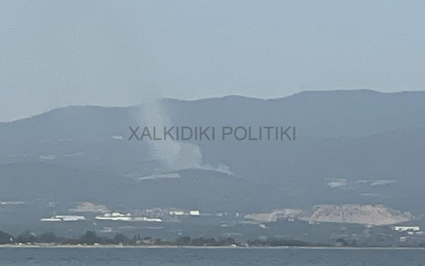 Φωτιά στον Πολύγυρο Χαλκιδικής - Επιχειρούν και εναέρια μέσα