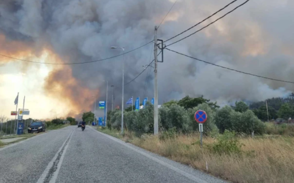 Καίγονται σπίτια στη Ροδόπη - Νέες εκκενώσεις οικισμών (βίντεο)