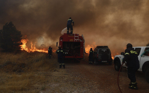 Φωτιά στην Πάρνηθα: Συγκλονιστικό βίντεο timelapse με την εξέλιξη του πύρινου εφιάλτη