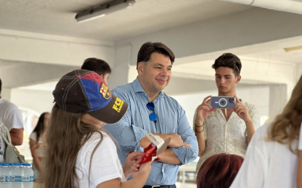 Χαλκιδική - Aμερικανός πρέσβης σε προσφυγόπουλα από την Ουκρανία: «Δεν είστε μόνοι,  είμαστε στο πλευρό σας» 