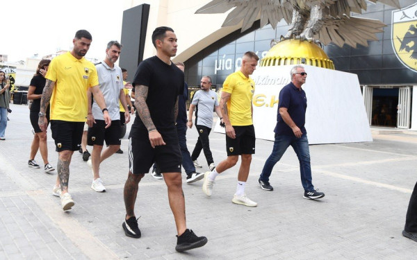 Αντιπροσωπεία της ΑΕΚ άφησε λουλούδια στο σημείο της δολοφονίας του Μιχάλη - Στα μαύρα ο Αραούχο (βίντεο, φωτ.)