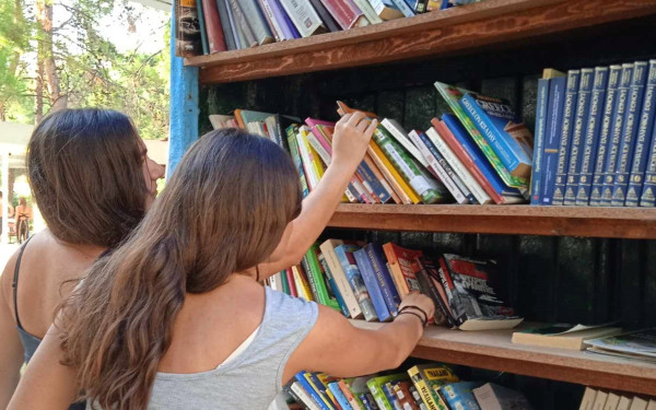 Καλαμαριά: Το κουφάρι μιας βάρκας «μεταμορφώθηκε» σε βιβλιοθήκη