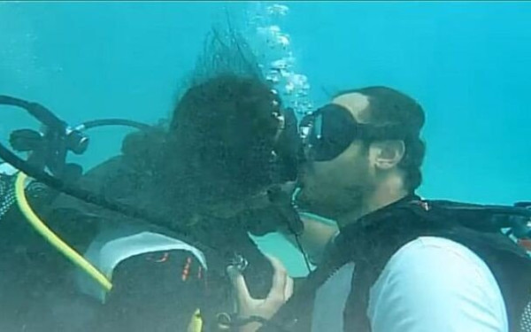 Ζευγάρι από τη Θεσσαλονίκη παντρεύτηκε στον βυθό της Αλοννήσου - Δείτε βίντεο