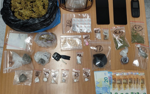 Χαλκιδική: Κουβαλούσαν... ποικιλίες ναρκωτικών στο αυτοκίνητό τους