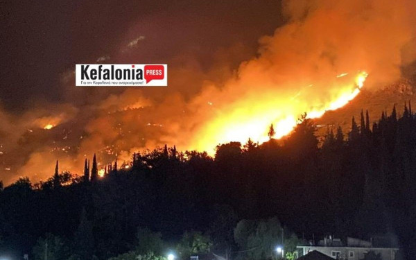Μαίνεται η φωτιά στην Κεφαλονιά: Ενισχύονται οι δυνάμεις της Πυροσβεστικής - Δεν απειλούνται σπίτια (βίντεο)