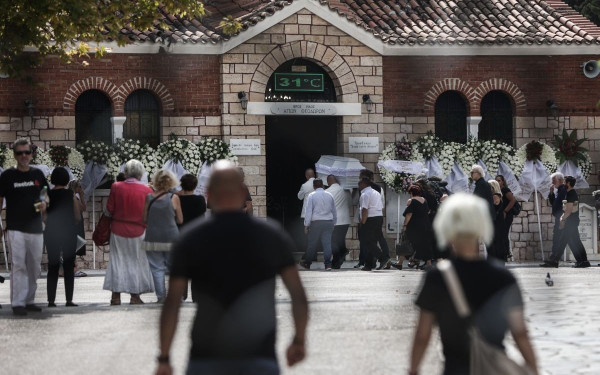 Ανείπωτη οδύνη στην κηδεία του 11χρονου που πνίγηκε στους Φούρνους Ικαρίας (φωτ.)