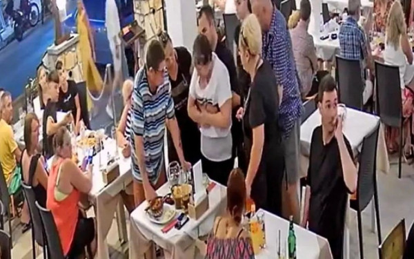 Ζάκυνθος: Η στιγμή που σερβιτόρος σώζει με λαβή Χάιμλιχ πελάτισσα σε εστιατόριο (βίντεο)