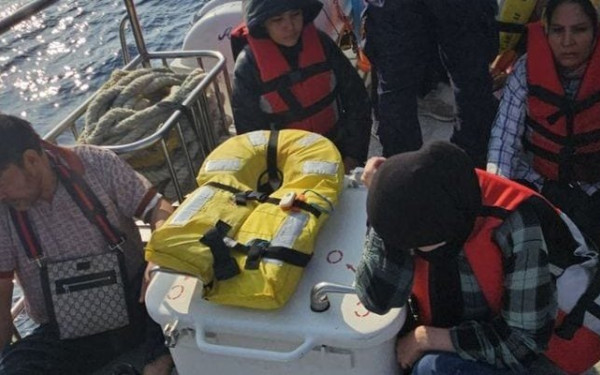 Λέσβος: Διάσωση 11 ατόμων σε πλωτή βάρκα - Συνελήφθη ο διακινητής τους (βίντεο, φωτ.)