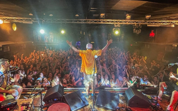 O Manu Chao στη Θεσσαλονίκη σε μια διαφορετική εμφάνιση