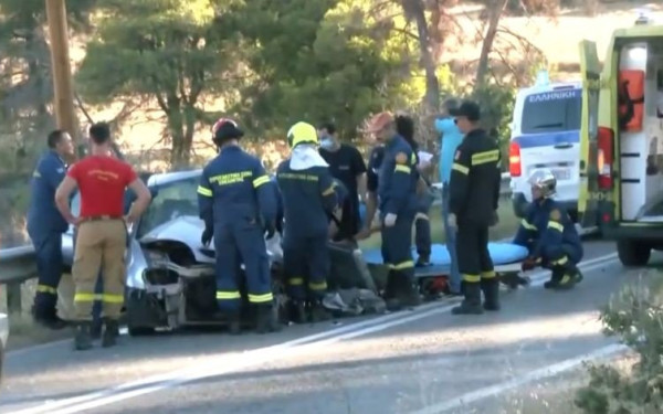 Αθήνα: Σοβαρό τροχαίο στη Λεωφόρο Μαραθώνος - Απεγκλωβίστηκε γυναίκα από ΙΧ (βίντεο)