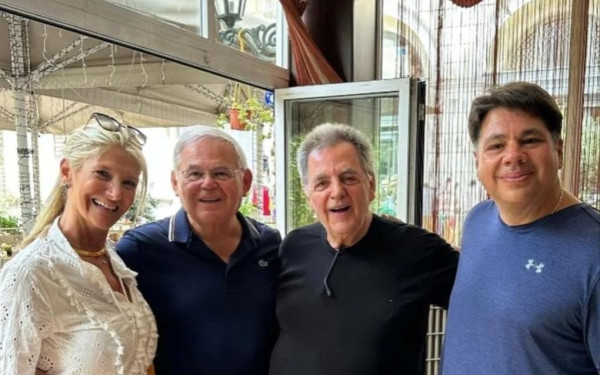 Στην Αθήνα σε χαλαρές στιγμές ο Αμερικανός γερουσιαστής Ρ. Μενέντεζ (φωτ.)